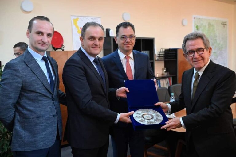 247fededb0a0feb3c6ee878af4c4143e